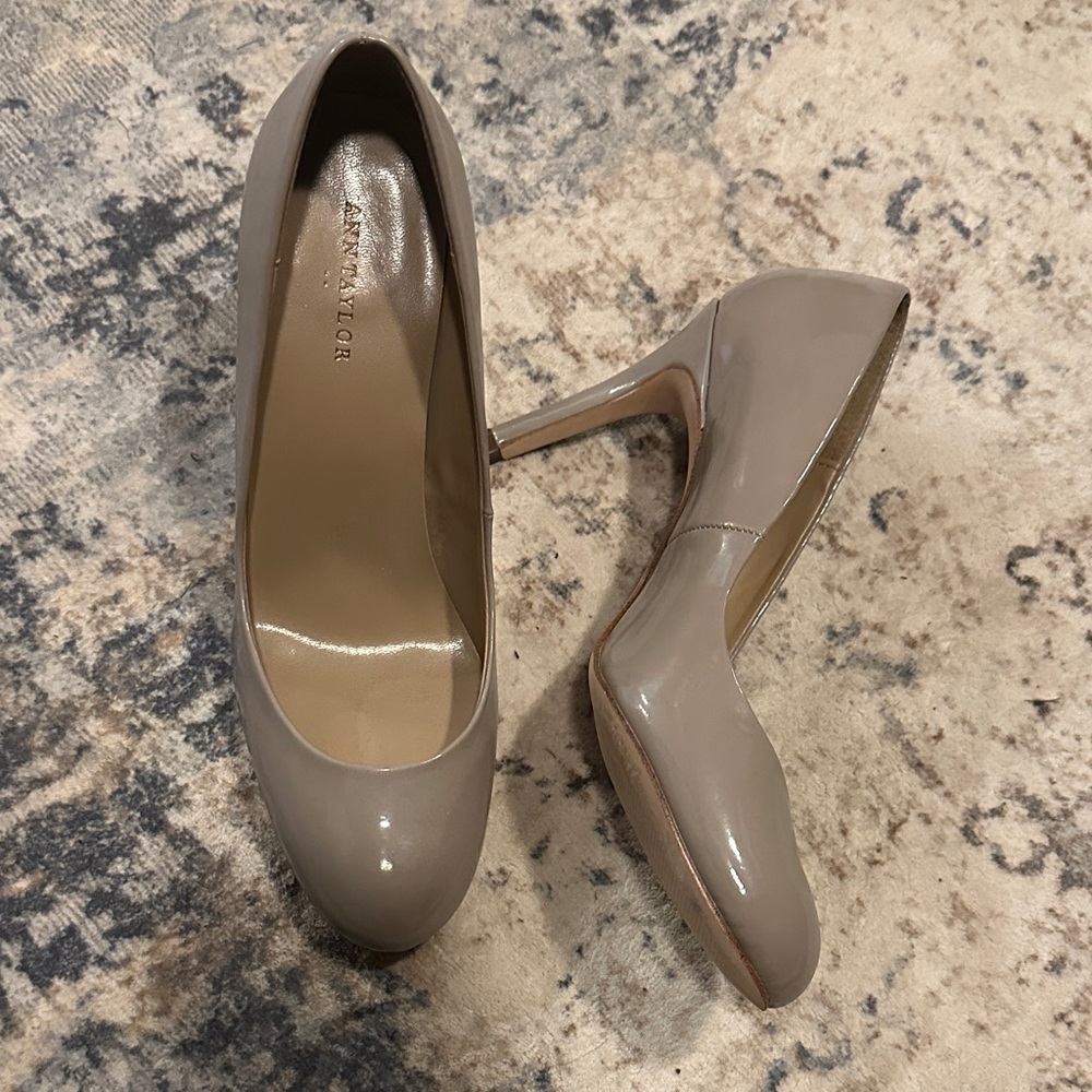Ann Taylor Women's Beige Pumps
